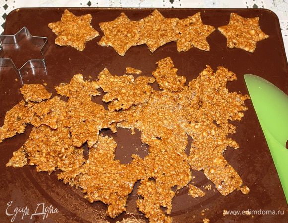 Приступаем к пралине. Начинаем с карамели. В прогретую кастрюлю насыпаем сахар, добавляем воду и уксус. Не мешать ложкой! Дать сахару полностью раствориться и загустеть. Иногда можно встряхивать кастрюлю. Фундук измельчить в блендере. Кода карамель готова, соединить ее с орехами и выложить на силиконовый коврик, смазанный сливочным маслом. Разровнять лопаткой, вырезать нужные фигуры.