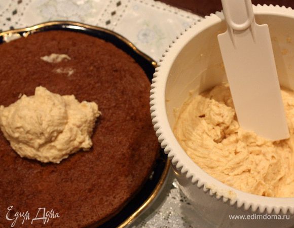 Теперь крем. Сливки взбить с сахарной пудрой. Добавить сыр и пралине.  Смазать коржи кремом. Начинить профитроли и поставить в холодильник.