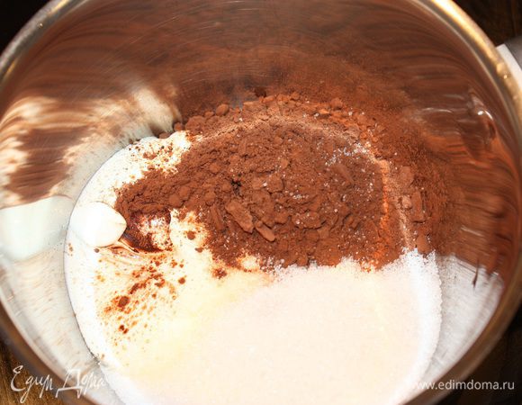 Варим глазурь. В кастрюлю  всыпать сахар, какао и сметану. На медленном огне довести до кипения. Кипятить 5 минут. 