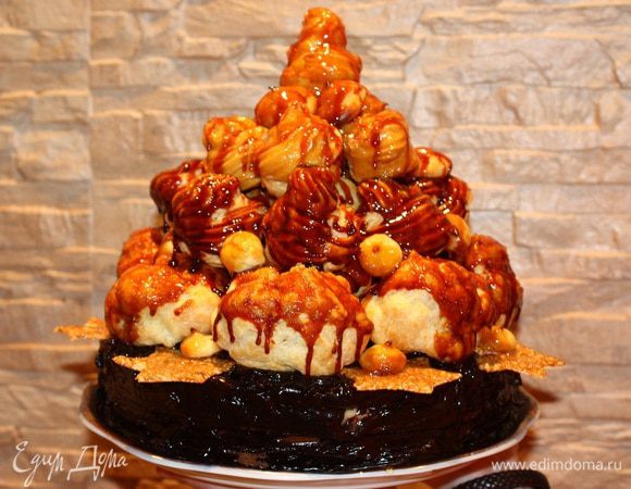 Даем торту пропитаться и застыть карамели.  