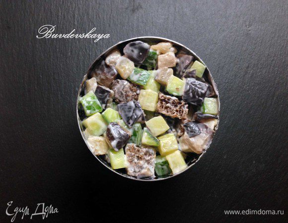 На тарелку поставить  сервировочное кольцо и выложить в него салат, немного утрамбовать, сверху выложить по 2 шпроты и посыпать мелко нарезанным шнитт- луком. Перепелиное яйцо почистить, разрезать на пополам и украсить ими тарелку.  Помидоры черри помыть, обсушить, разрезать на 2 части и выложить на тарелку. Красиво разложить на тарелке греночки из бородинского  хлеба и украсить перьями шнитт-лука. Подавать сразу же, чтобы гренки не размокли ! ENJOY !