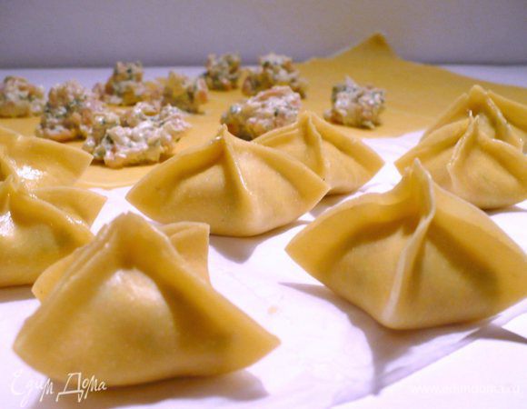 Так поступаем со всеми пирамидками. Хорошенько прижимаем концы друг к другу. Желток сделает своё дело, и макароны не расклеятся при варке.