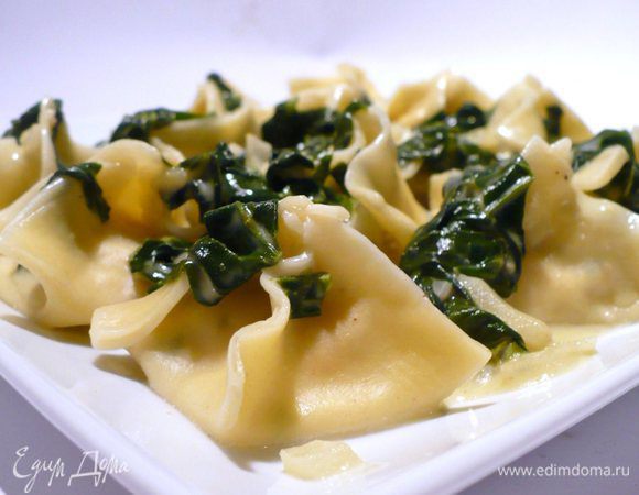 Подаём пирамидки-башенки, обильно полив соусом.