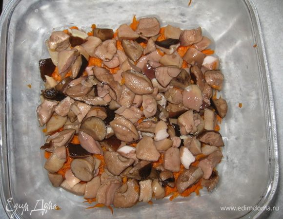 Лесные замороженные грибы (у меня белые и польские) варим 10-20 мин. До заморозки я их отварила 2 раза, в общем 1,5 часа. Сваренные грибы режим, если есть маленькие грибочки откладываем их, потом будем украшать ими корзинку (грибы в корзинке).