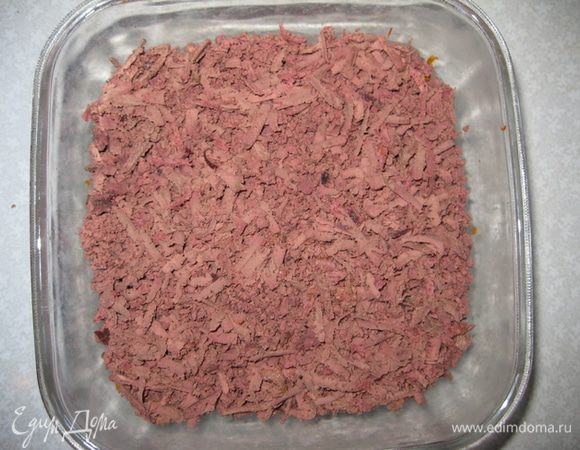 Печень отвариваем до готовности в подсоленной воде. Трем на крупной терке.
