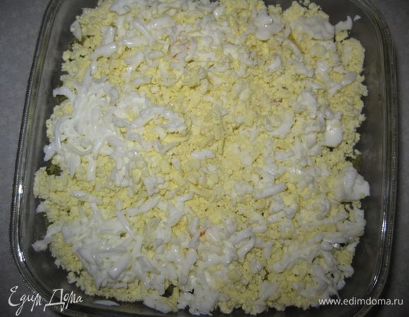 Яйца варим. Также трем на крупной терке.