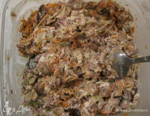 Трем сыр на крупной терке. Добавляем майонез и перемешаем салат. 