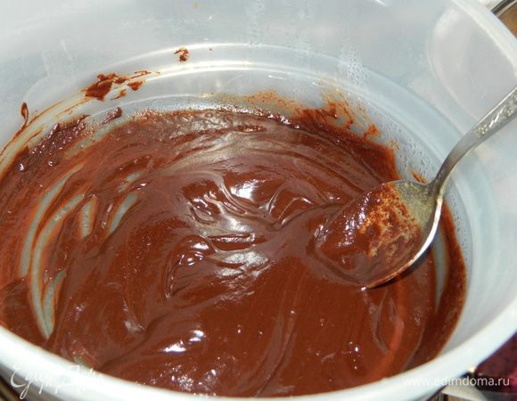 В растопленную шоколадную смесь влить коньяк, все перемешать.