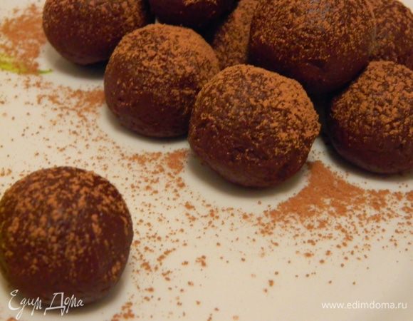 Снять с водяной бани и остудить. Руками слепить круглые конфетки, отправить в холодильник на 1 час. Перед подачей посыпать какао.