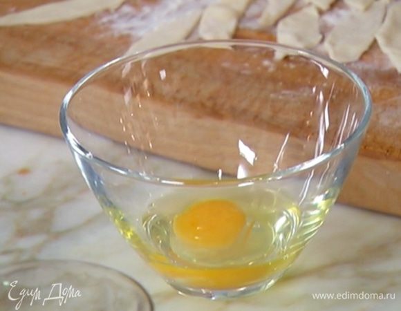 Яйцо разбить и перемешать с 1 ст. ложкой воды.