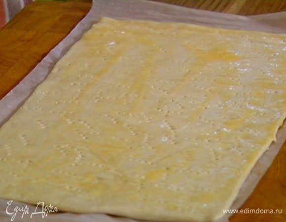 Тесто часто наколоть вилкой, смазать яйцом, слегка посолить и посыпать сахаром.