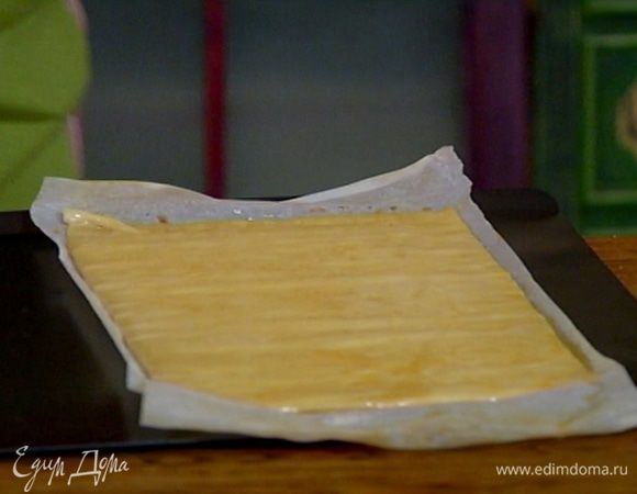 Противень выстелить бумагой для выпечки, выложить тесто и выпекать в разогретой духовке 5–7 минут.