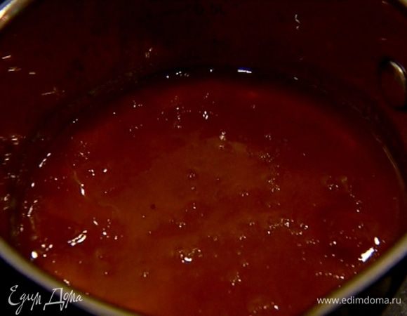 Варенье прогреть на огне, чтобы оно стало более жидким.