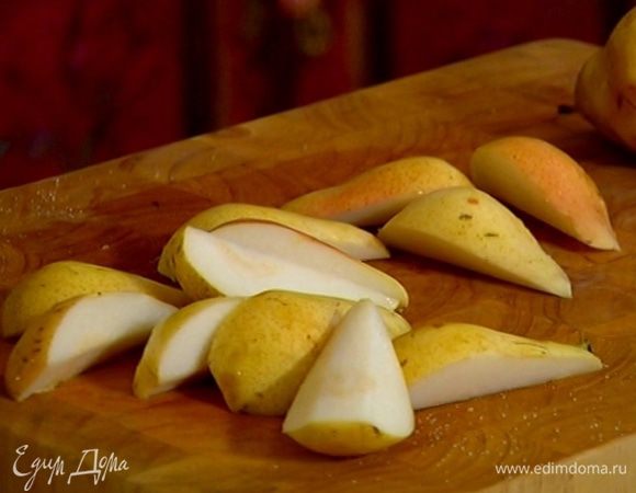 Груши разрезать на четыре части и удалить сердцевину.