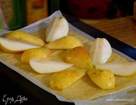 На подпеченный корж выложить дольки груш в форме цветков, полить все через сито разогретым вареньем и отправить тарт в духовку еще на 20 минут.