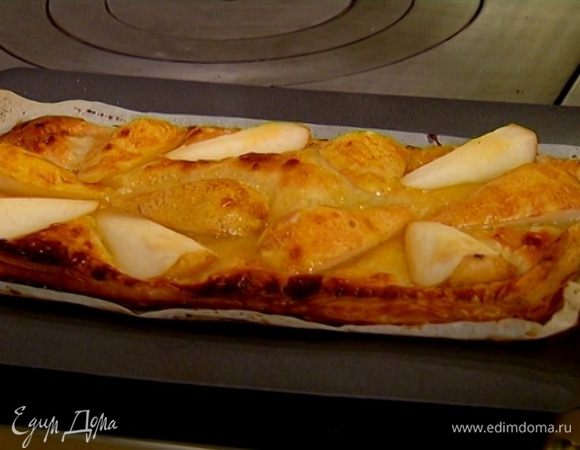 Готовый пирог сверху слегка промазать абрикосовой глазурью.