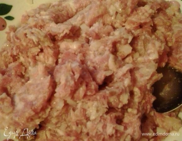 Лук мелко нарезаем и добавляем к фаршу. Батон размочить в молоке и тоже добавить в фарш. К фаршу добавляем яйцо, соль, перец (свежемолотый) и хорошенько его вымешиваем. Готовый фарш оставляем минут на 10-15.