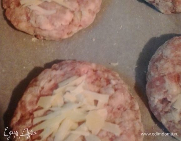 Сыр натираем на крупной терке. Из фарша формируем котлеты, обваливаем их в муке, выкладываем на предварительно смазанный маслом противень (я застелила пекарской бумагой). В каждой котлете делаем небольшие углубления и заполняем их сыром. Отправляем в разогретую до 180 градусов духовку минут на 25-30. 