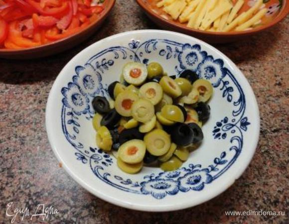 Оливки нарезаем кружочками.