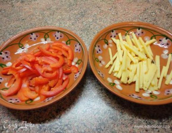 Перец и сыр - небольшой соломкой. Мелко порубим зелень. Одну веточку оставить для украшения - еловая ветка.
Все перемешать, заправить маслом. По желанию - посолить.