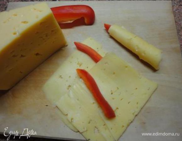 Из пластинок тонко нарезанного сыра и кусочков перца сделать свечи и украсить ими салат. С Новым Годом!