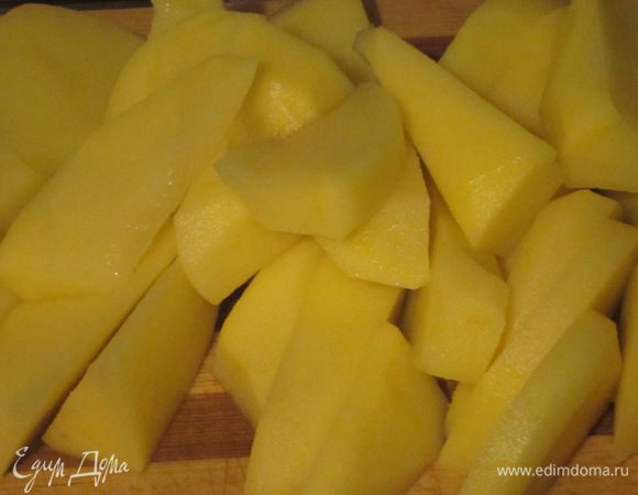 Картофель нарезать дольками и отварить в подсоленной воде до полуготовности (примерно 15 минут), и откинуть на дуршлаг.
