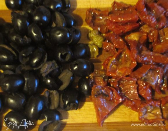 Оливки нарезать колечками.Вяленые помидоры откинуть на дуршлаг на 15 минут,затем крупно нарезать.