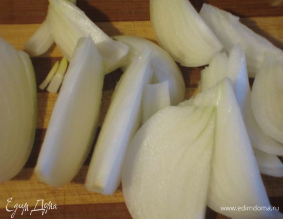 Лук нарезать ломтиками.Розмарин и шалфей  измельчить ножом.