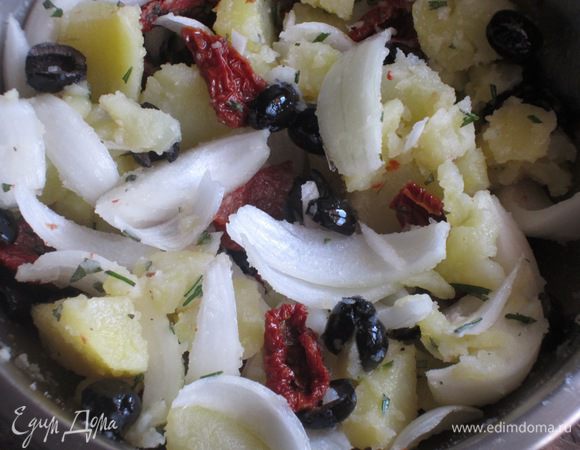 Картофель соединить с оливками,помидорами,луком,розмарином,шалфеем, каперсами, добавить немного оливкового масла,посолить,поперчить.