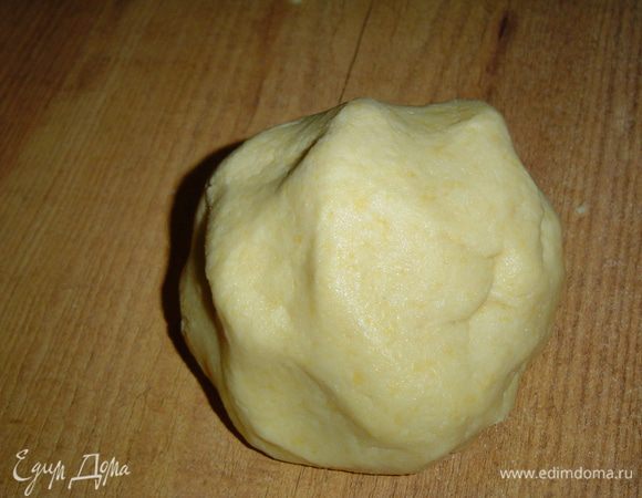 Приготовление пирога начинаем с теста, для этого к просеянной муке(250 г)  добавляем размягченное масло(120 г), сахар(100 г) , 1 яйцо, соль и замешиваем эластичное тесто, которое отправляем в холодильник на пару часов.