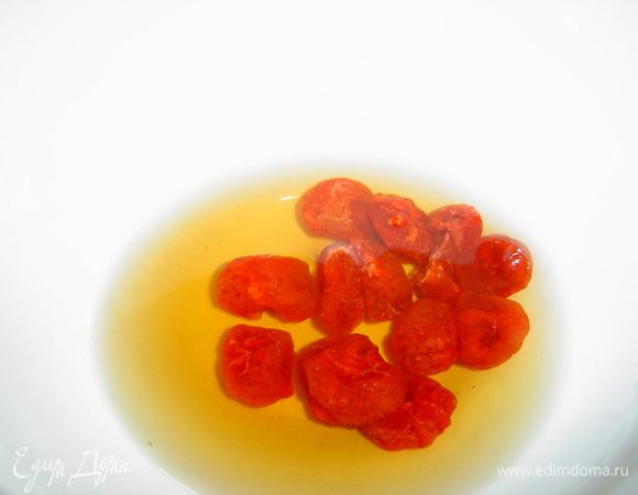 Вяленую вишню помещаем в коньяк и замачиваем на протяжении часа.