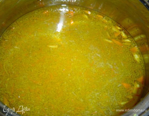 Подготавливаем сироп, в кастрюлю наливаем белое вино, добавляем сахар(120 г) , кладем цедру лимона и апельсина, гвоздику, перемешиваем и доводим до кипения.