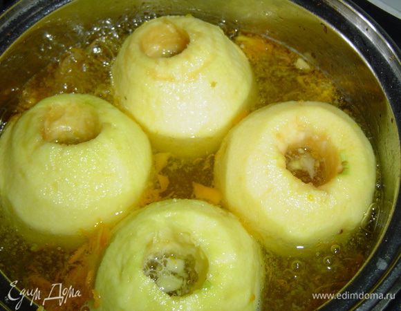 В кипящий сироп помещаем яблоки и провариваем 10 минут на медленном огне. Затем яблоки извлекаем из сиропа и даем им стечь.