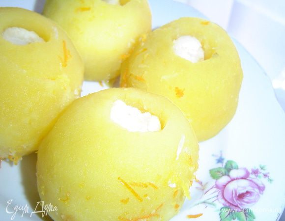 Вяленую вишню отжимаем, добавляем ее к марципану и этой смесью заполняем отверстия яблок.