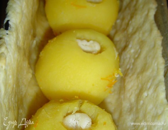 В форму с коржом помещаем начиненные яблоки,