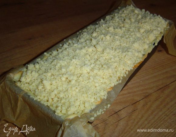 Осталось приготовить крошку, для этого смешиваем муку(150 г), измельченный миндаль, сахар(70 г), сливочное масло(150 г) и растираем руками быстро до получения крошки. Этой крошкой засыпаем сверху пирог и отправляем допекаться еще 40-45 минут при температуре 170 гр.