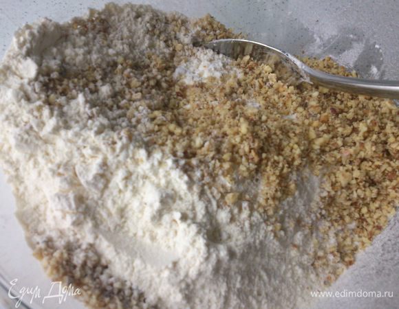 Смешать ореховую крошку с мукой и разрыхлителем.