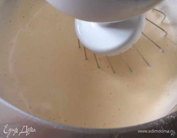 Яйца взбивать в течение 2-3 минут.