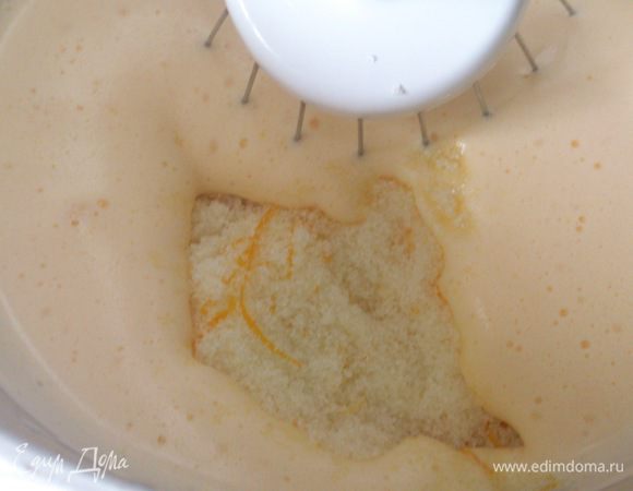 Продолжая взбивать, постепенно ввести в яйца сахар.