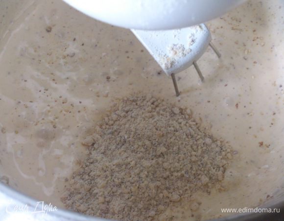 Постепенно добавить орехово-мучную смесь.