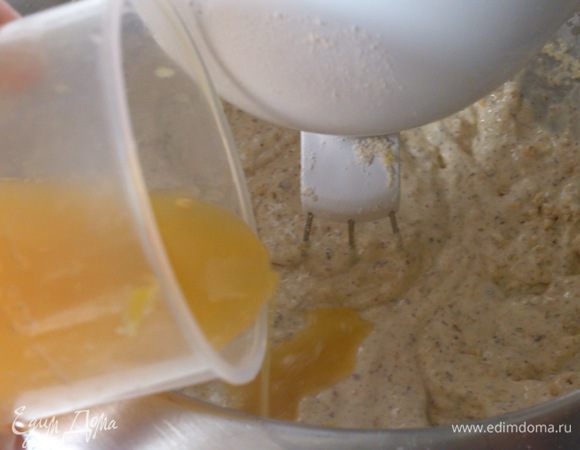 Влить апельсиновый сок и оливковое масло, хорошо перемешать.