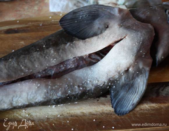 ....вот он какой...костей нет,только хорда с косточками, даже хрящами,после приготовления становится мягким.