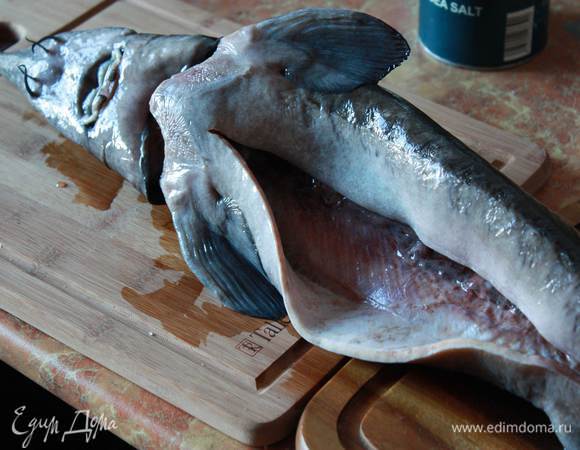 И снаружи и внутри хорошенько натрем,я бы даже сказала, засыпем солью. На 5 минут. Рыба сама заберет себе соли,столько сколько нужно!Снова хорошенько промоем рыбу, обсушим минут 5-10 и натрем солью и перцем, внутри и снаружи.
