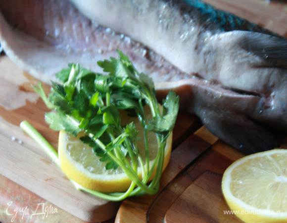 Лимон порежем толстыми кольцами, обмотаем их пертушкой и засунем рыбе в брюшко. Рыба без костей, очень удобная для фаршировки!