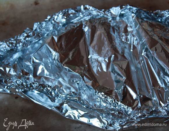 Выливаем сверху вино и закрываем фольгой тщательно ее закрепив.