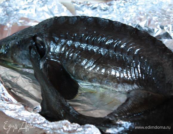 Ставим в духовку на 15 минут, достаем, снимаем фольгу, смазываем рыбу кисточкой растительным маслом и ставим обратно в духовку на 20-30 минут. Тут все зависит от размера рыбы. Я немного уменьшила температуру.