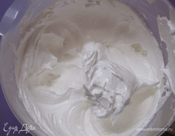 Яичные белки с сахаром взбить в пену.