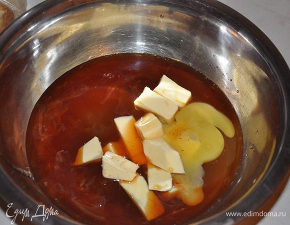  Медовые коржи: Перемешать мед, масло, сахар, яйцо, чай. 