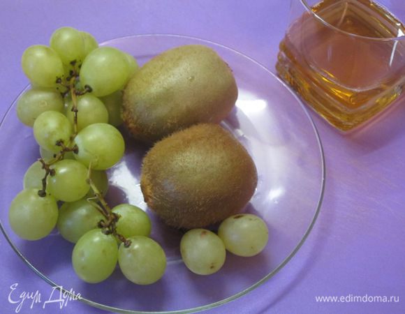 Взять киви, виноград и белое вино.