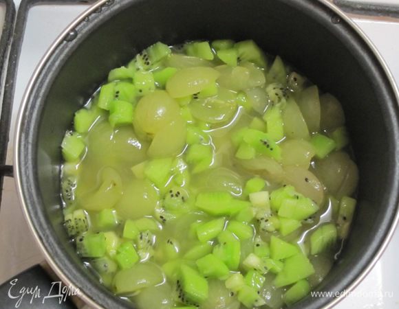 Выложить в сотейник и залить вином. Вместо вина можно взять яблочный сок.